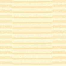 Inspiriert von Bio-Dunisoft Servietten 40x40 cm Tessuto creme von Duni GmbH, zeigt dieses nahtlose Muster strukturierte beige und hellbraune horizontale Streifen in einem handgezeichneten Stil, die auf einem helleren Hintergrund mit unterschiedlicher Dicke und Dichte liegen.