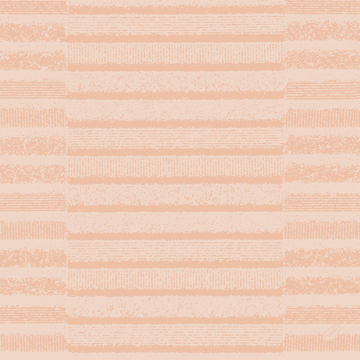 Ein pfirsichfarbener Hintergrund mit horizontalen, strukturierten Streifen in verschiedenen Stärken, die an das Design der Tessuto staubrosa 62133 Servietten (60er Pack) der Duni GmbH erinnern, angeordnet in einer gleichmäßigen, sich wiederholenden Abfolge.