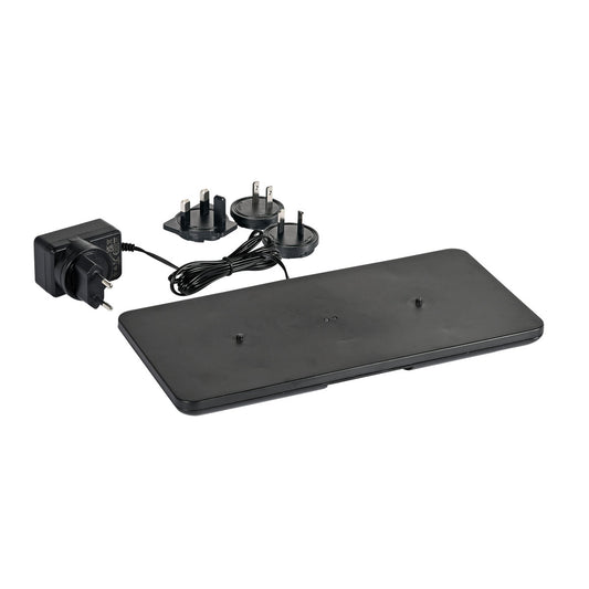 Die LED-Ladestation für 2 Lampen 66141 der Duni GmbH besteht aus einer rechteckigen, schwarzen Ladestation mit angeschlossenem Kabel, Netzteil und drei Steckeraufsätzen - ideal für zwei Lampen. Alle Elemente sind auf einem weißen Hintergrund abgebildet.