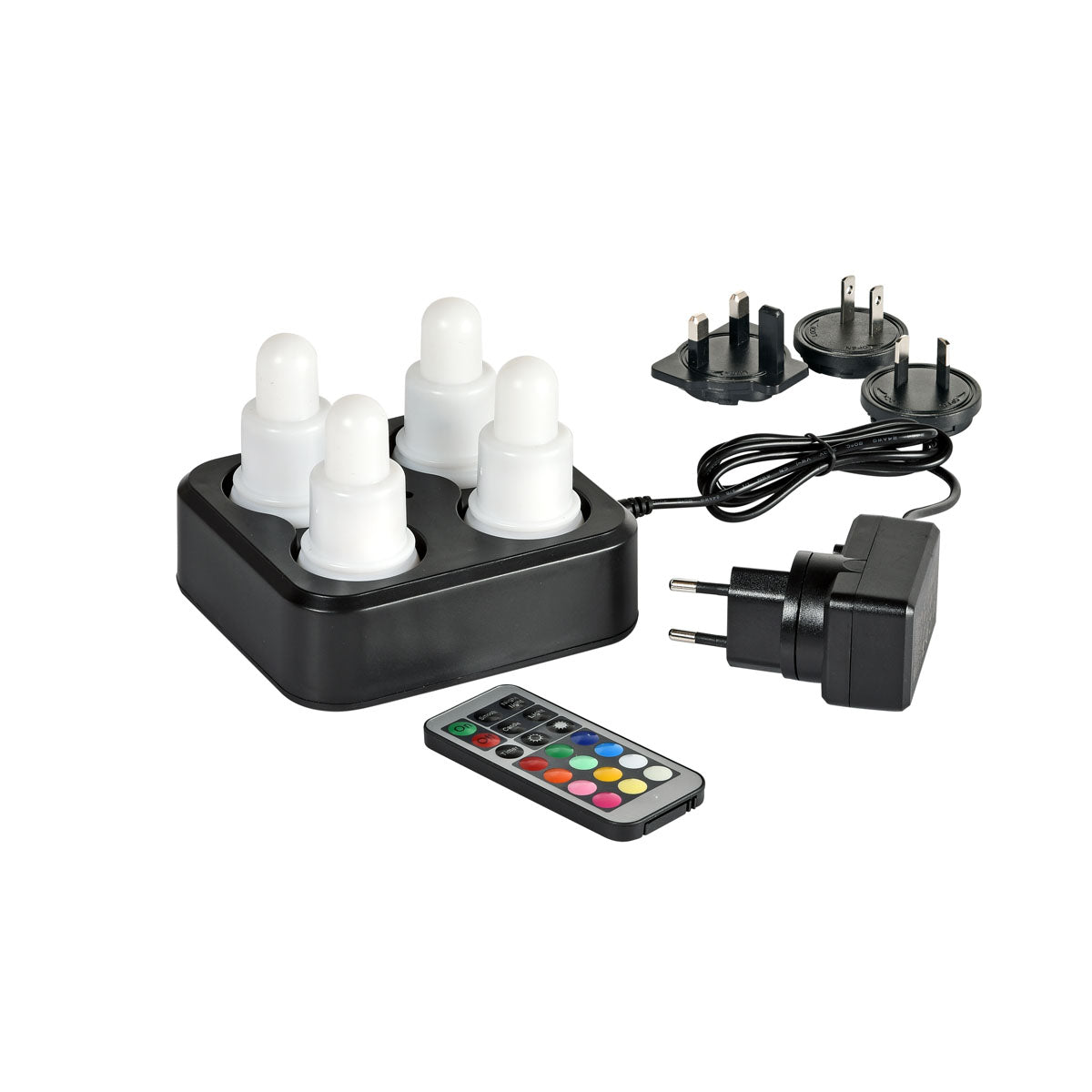 Das Set "4er 70 x Ø 40 mm, warm white & multicolour 66141" von Duni GmbH enthält vier energieeffiziente LED-Lampen mit Ladestation, Fernbedienung, Netzadapter und drei Steckern - flexibel für warme oder farbige Beleuchtung.