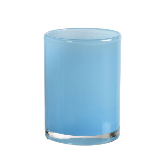 Das Silky 115 x 85 mm LED Kerzenhalter Glas von Duni GmbH ist ein kleines zylindrisches Glas mit einer glatten, soliden hellblauen Oberfläche und klarem Boden - perfekt für stimmungsvolle Beleuchtung, dargestellt auf weißem Hintergrund.