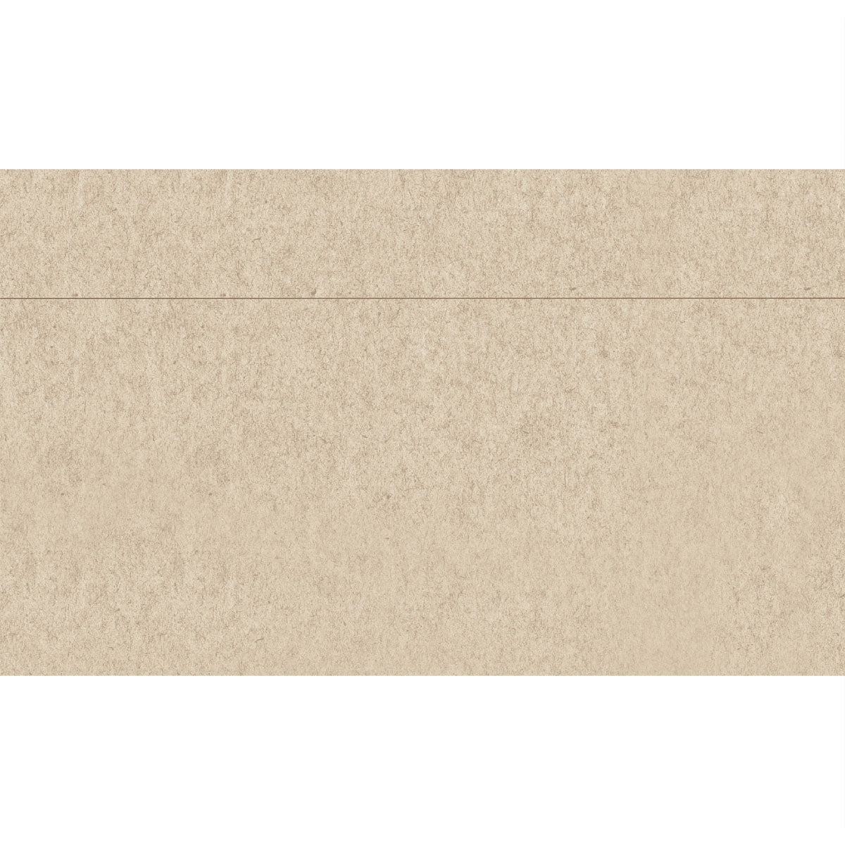 Das Bild zeigt eine rechteckige beigefarbene Fliese mit subtiler Textur und einer dünnen horizontalen Linie im oberen Bereich, inspiriert durch das minimalistische Design der 750er-Serviettenpackung "I'm recycled 57070" der Duni GmbH, vor einem schlichten weißen Hintergrund.