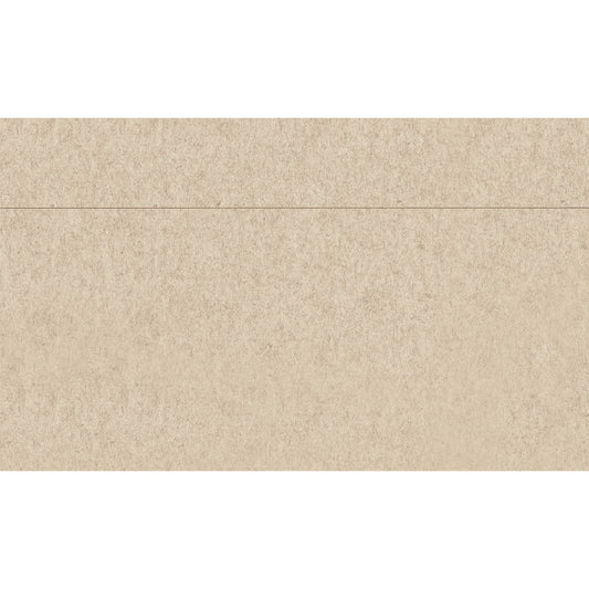 Das Bild zeigt eine rechteckige beigefarbene Fliese mit subtiler Textur und einer dünnen horizontalen Linie im oberen Bereich, inspiriert durch das minimalistische Design der 750er-Serviettenpackung "I'm recycled 57070" der Duni GmbH, vor einem schlichten weißen Hintergrund.