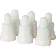 Sechs weiße LED Ersatz Set-Glühbirnen der Duni GmbH, die in zwei Reihen auf einem unifarbenen Hintergrund angeordnet sind, unterstreichen mit ihren abgerundeten Spitzen und breiten Sockeln - die an klassisches Design erinnern - die Stabilität und den vielseitigen Einsatz.