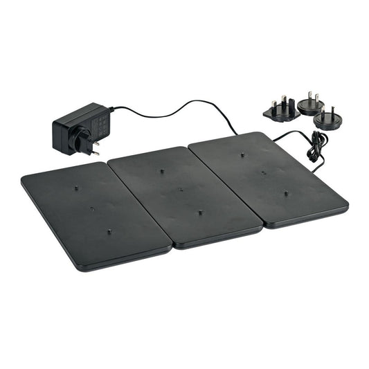 Die Duni GmbH LED-Ladestation für 6 Lampen 66141 (1 Stück) ist eine schwarze, dreiteilige, rechteckige Ladestation mit Netzadapter und drei austauschbaren Steckeraufsätzen für verschiedene Steckdosen, abgebildet auf weißem Hintergrund.