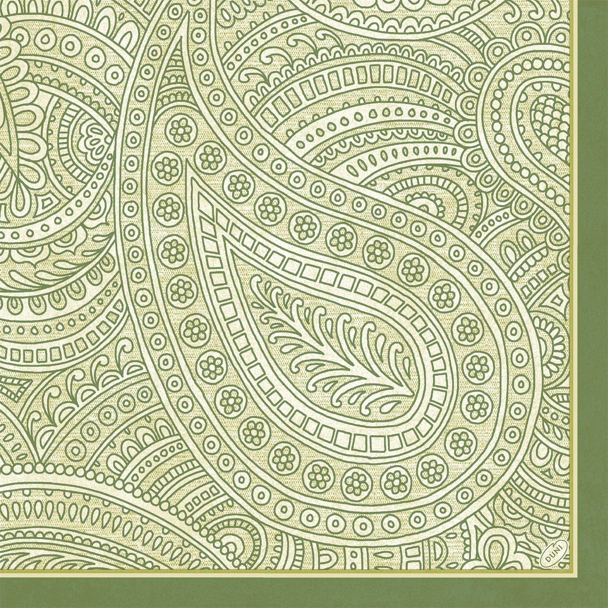 Die Duni GmbH Servietten 40x40 4-lagig Klassik Paisley zeigen ein elegantes, grünes Paisleymuster mit Blumen- und Rankenmotiven, eingefasst in kräftigem Grün. Jede Packung enthält 50 strapazierfähige Servietten, perfekt für stilvoll gedeckte Tische.