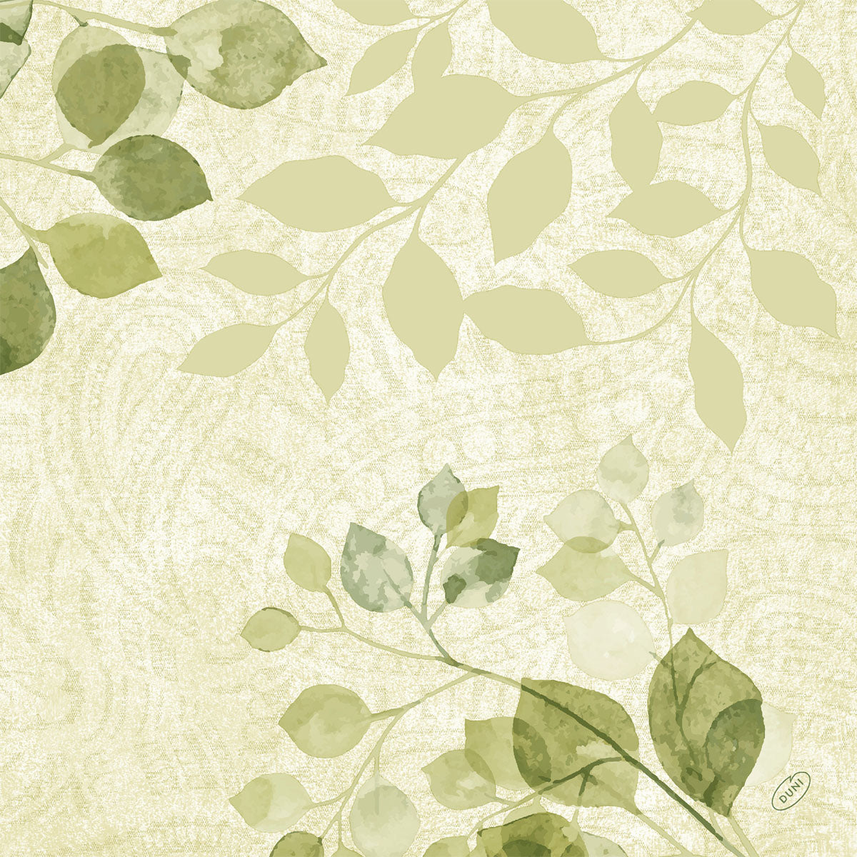 Ein hellgrün-beiger Hintergrund mit dezentem Paisleymuster, überlagert von aquarellartigen Blätterzweigen in Grüntönen, unterstreicht den natürlichen Charme der diagonal angeordneten Bio-Dunisoft-Servietten 40x40cm der Duni GmbH.