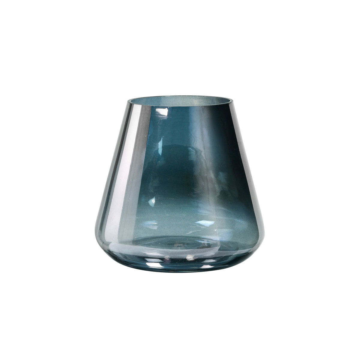 Das Duni GmbH Kerzenhalter Glas 10,5x11,5cm Etna besteht aus transparentem, blau getöntem Glas mit einer breiten Basis, die sich zu einer schmalen Spitze von 5cm verjüngt, dargestellt vor einem weißen Hintergrund. Packung (1 Stück).