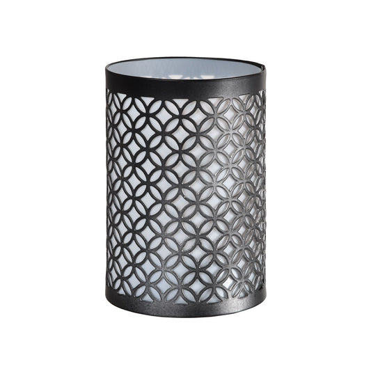 Der Kerzenhalter Metall, 8,9x13cm Taj von Duni GmbH besteht aus einem schwarzen Metallrahmen mit einem sich wiederholenden kreisförmigen Muster und weißem Innenfutter, dargestellt auf einem schlichten weißen Hintergrund. Packung: 1 Stück.