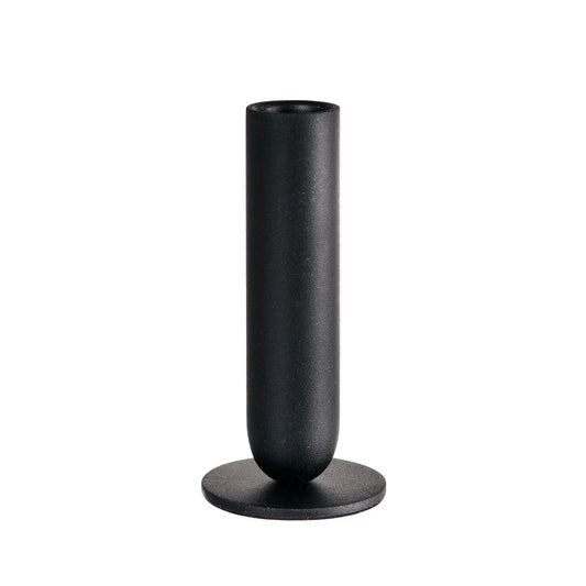 Der Duni GmbH Kerzenhalter Metall, 5,7x12cm Totem (1 Stück) ist ein schwarzer, zylindrischer Kerzenhalter mit einem runden, flachen Fuß und einem minimalistischen Design, das zu modernen Interieurs passt.