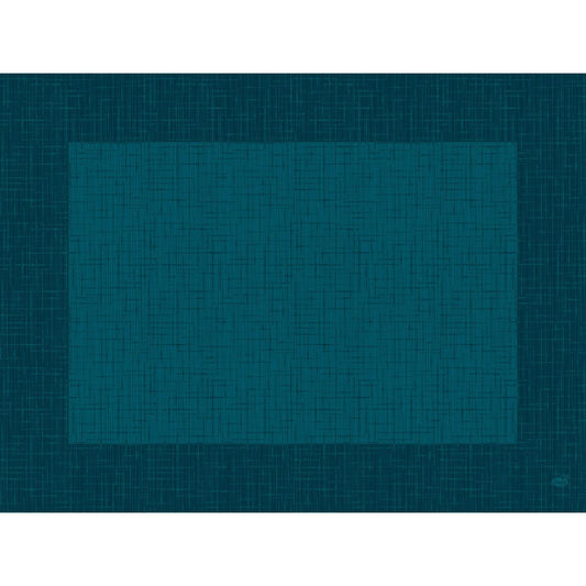 Die Duni GmbH Bio-Dunicel-Sets 30x40 Linnea ocean teal100P zeichnen sich durch ein strukturiertes, kreuzförmiges Gitter auf ozeanfarbenem Segeltuch mit einem helleren zentralen Rechteck und einem umweltfreundlichen Design aus, das mit einer kleinen Signatur in der rechten unteren Ecke abgeschlossen wird.