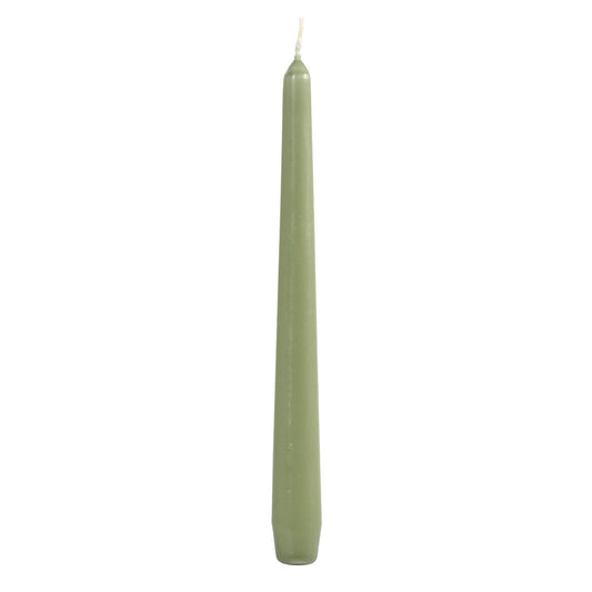 Eine einzelne, unbeleuchtete pistaziengrüne Leuchterkerze (250x22mm) der Duni GmbH aus dem 50er-Pack steht aufrecht auf einem schlichten weißen Hintergrund - ideal für eine elegante Tischdekoration.