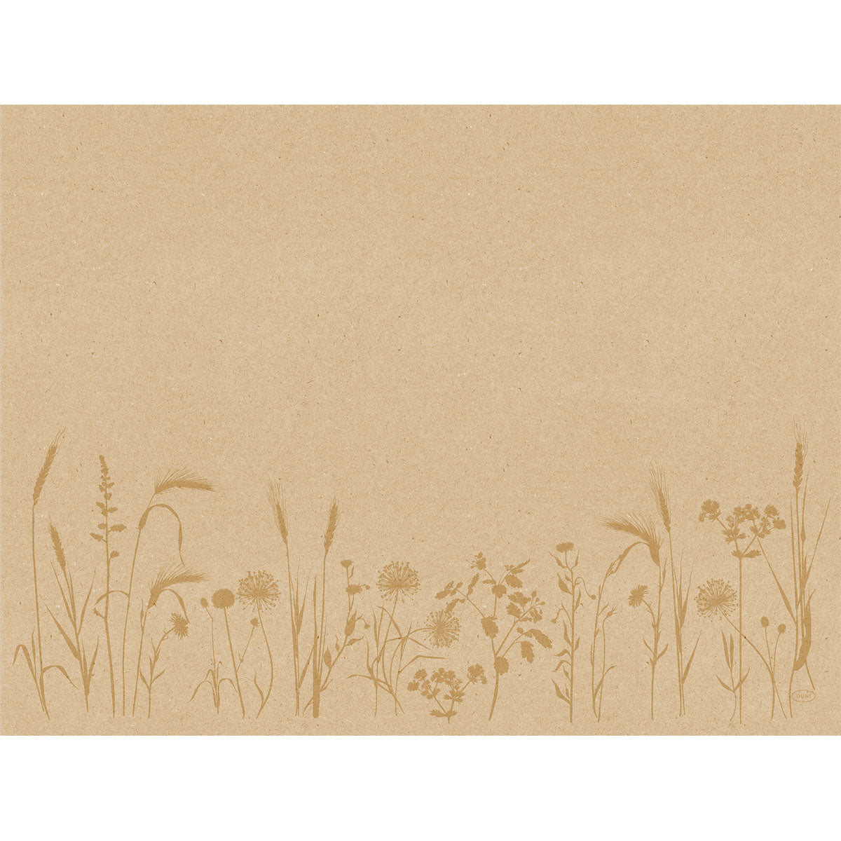 Ein brauner Recyclingpapier-Hintergrund mit einer subtilen hellbraunen Wildblumen- und Graskontur am unteren Rand. Die Mitte und die Oberseite sind leer. Ideal für 30x40cm Papier-Tischsets. Produkt: Duni GmbH Papier-Tischsets RC Wiese natur, Packung (250 Stück).