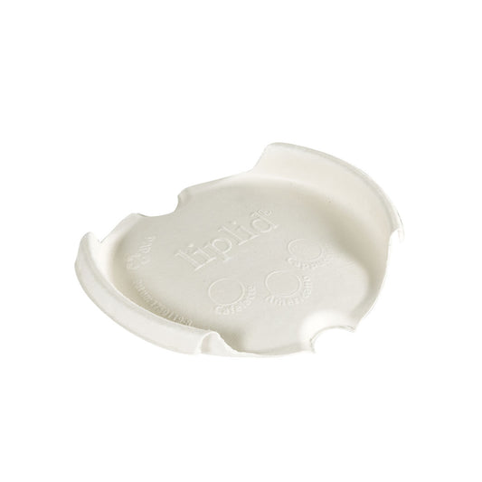 Der Duni GmbH LipLid Deckel für Becher 350/470ml/500ml (50 Stück) ist ein weißer Deckel mit drei kleinen kreisförmigen Vertiefungen, der Prägung "Liplid" und drei gebogenen Einkerbungen für einen sicheren Sitz.