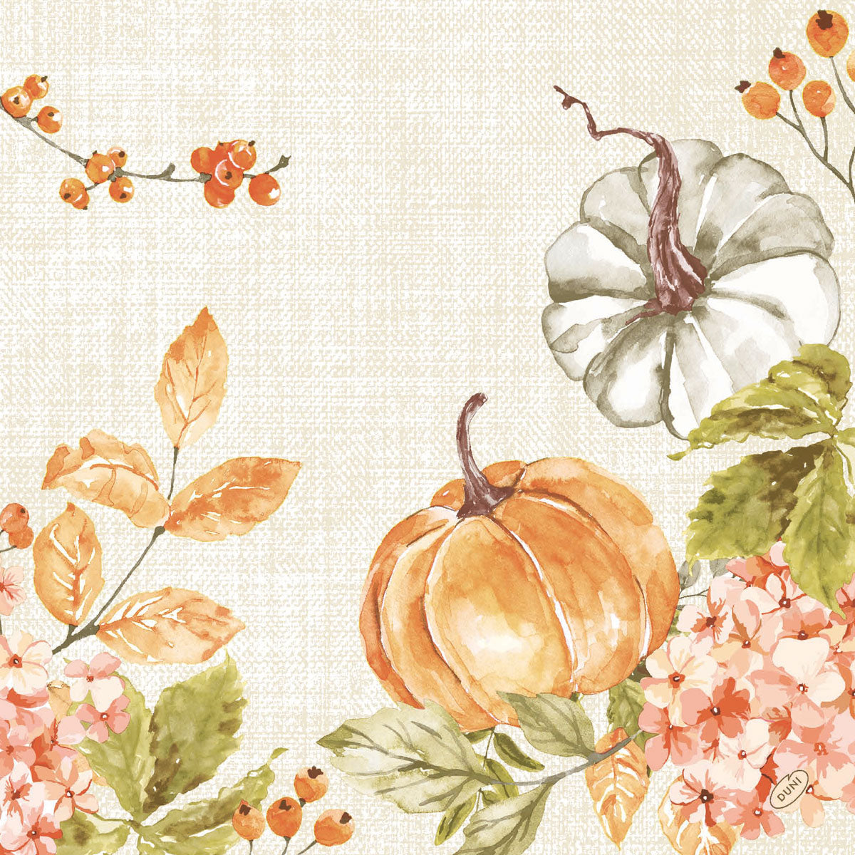 Aquarell-Illustration mit orangefarbenen und weißen Kürbissen, Herbstblättern, Beeren und rosafarbenen Blumen auf beigem Hintergrund - ideal für Bio-Dunisoft-Servietten 40x40cm von Duni GmbH, um dem nachhaltig gedeckten Tisch einen eleganten Herbst-Touch zu verleihen.