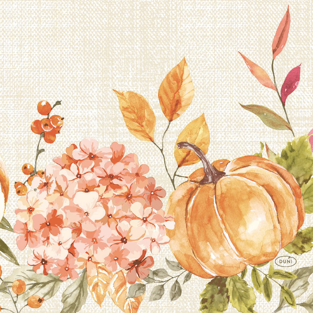Kunstvolles Herbstmotiv mit Spicy Pumpkin, rosa Hortensien, grünen Blättern und Laub auf Beige. Ideal für Duni GmbH Servietten 33x33 3-lagig 1/4 Spicy Pumpkin | Packung (250 Stück). Perfekter herbstlicher Touch für jeden Tisch.