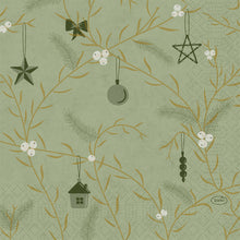 Duni Servietten 1/4-Falz "Noel" (33x33 cm, pistaziengrün) von Duni GmbH zeigen ein grünes Design mit goldenen Zweigen, weißen Beeren, Sternen, Schleifen, einem Haus und Ornamenten für eine festliche Tafel. Packung mit 250 Stück.