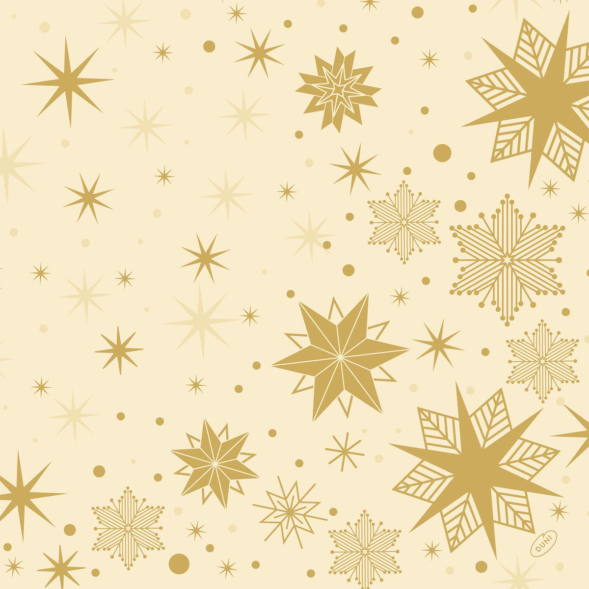 Ein beiger Hintergrund mit goldenen Sternen und Schneeflocken in verschiedenen Größen, die ein sich wiederholendes Muster bilden - ideal für Bio-Dunisoft-Servietten 40x40cm der Duni GmbH.