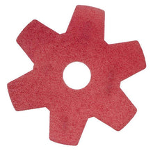 Das rote, sechszackige Twister Hybrid Pad der Diversey Deutschland GmbH & Co. OHG ist für die Renovierung von Steinböden konzipiert und besteht aus langlebigen Materialien mit einem zentralen, kreisförmigen Loch.