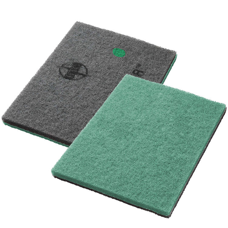 Auf weißem Grund sind zwei rechteckige Diversey Deutschland Twister Pads zur Steinbodenreinigung nebeneinander abgebildet: ein grünes „Unterhaltsreinigungs-Pad für Steinböden“ und ein dunkelgraues, beide mit grober Struktur.