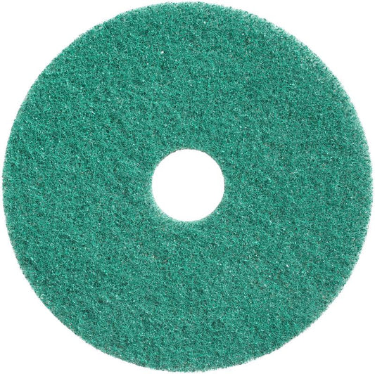 Ein grünes, rundes Twister Pad der Diversey Deutschland GmbH & Co. OHG mit zentralem Loch und rauer Struktur, von oben auf weißem Hintergrund dargestellt. Unterhaltsreinigungs-Pad, ideal für Steinböden.