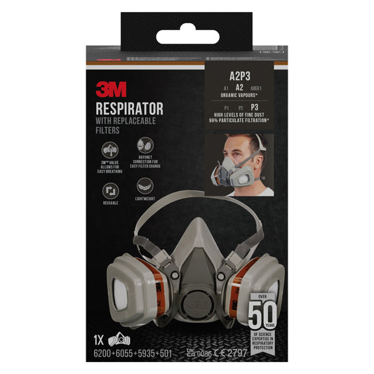 Die Vorderansicht der Verpackung der 3M™ Atemschutzmaske 6003KIT-1 (von 3M Deutschland GmbH) zeigt die Maske mit austauschbaren A2P3-Filtern und hebt die hohe Staubfiltration, den leichten Tragekomfort und den einfachen Filterwechsel hervor, sowie eine Abbildung, die am Körper getragen wird.