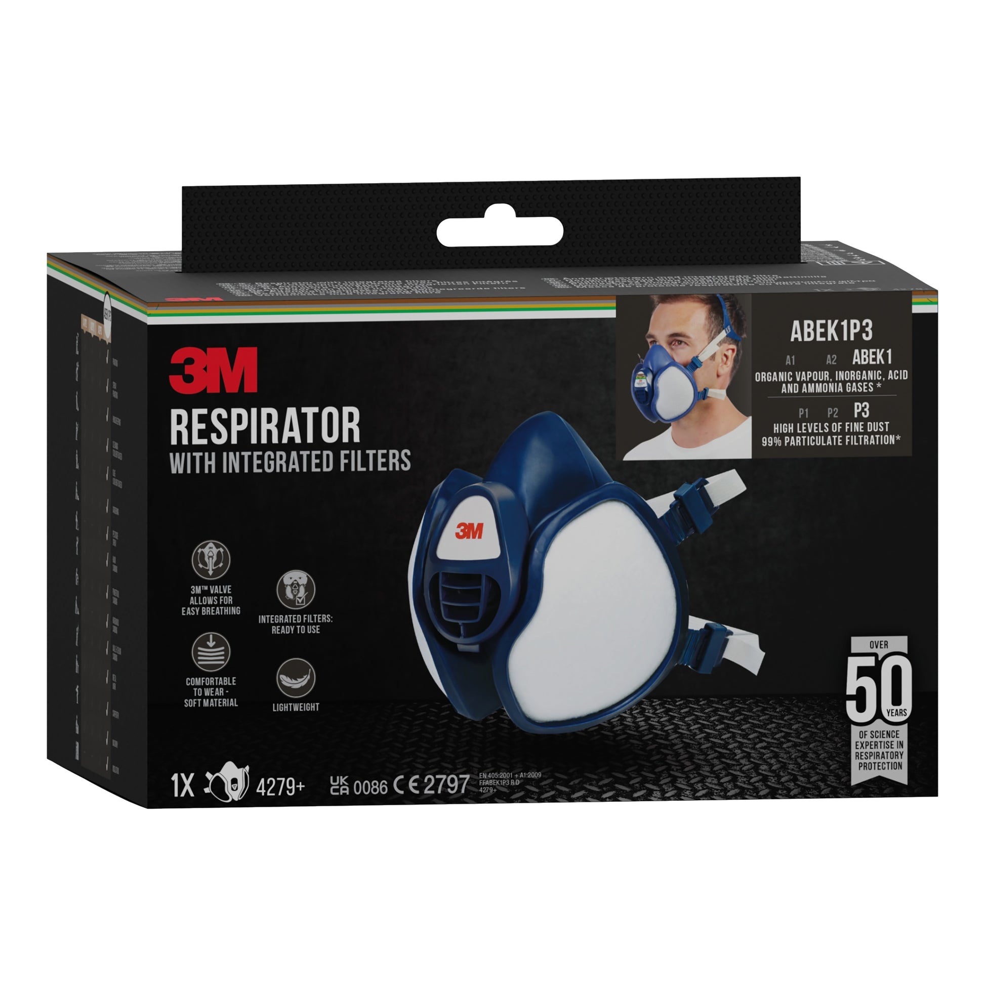 Eine schwarze Schachtel der 3M™ Atemschutzmaske mit integrierten Filtern von 3M Deutschland GmbH zeigt die Maske, eine Person, die sie trägt, Produktdetails und Zertifizierungssymbole auf der Verpackung.