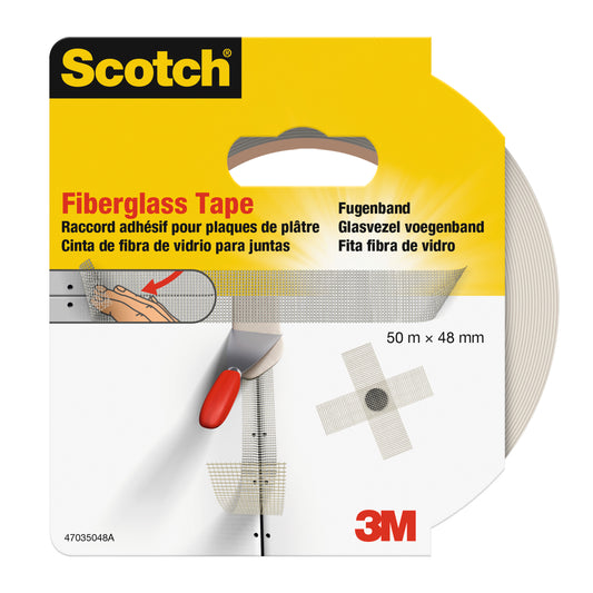 Die Verpackung von Scotch® Fugenband, 47035048 (48 mm x 50 m, weiß) der 3M Deutschland GmbH zeigt eine Rolle mit Produktinformationen in verschiedenen Sprachen und einer Illustration von Klebeband, das auf Trockenbauwände aufgebracht und mit einem Messer mit rotem Griff geschnitten wird.