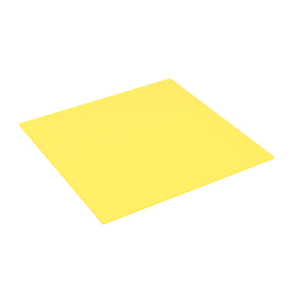 A single Post-it® Super Sticky Big Note BN11-EU in Yellow, 279 x 279 mm, from 3M Deutschland GmbH stands at an angle on a plain white background, highlighting its three-dimensional form. The pad contains 30 sheets and is PEFC-certified.