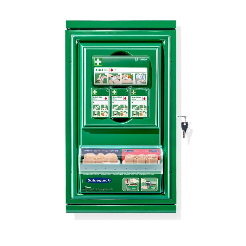Ein grüner, an der Wand montierter Orkla Wound Care AB Cederroth Erste-Hilfe-Schrank Mini (Metall), mit Gebrauchsanweisung auf der Vorderseite, Schlüsselschloss und transparentem Metallfach, das verschiedene Klebebandagen enthält. Größe: B 260 x H 440 x T 170mm.