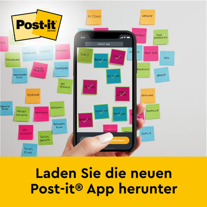 Eine Hand hält ein Smartphone mit geöffneter Post-it-App vor eine Wand voller bunter Notizzettel und dem Post-it® Super Sticky selbsthaftenden Meeting Chart/Flipchart (58,4 x 50,8 cm) von 3M Deutschland GmbH - jetzt neue App herunterladen!.