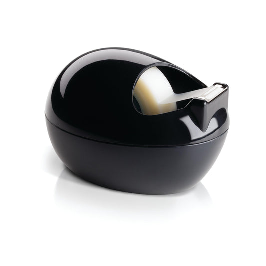 Der Scotch™ Karim Rashid Tischabroller von 3M Deutschland GmbH ist ein schwarzer Klebebandabroller mit einer Rolle durchsichtigem Klebeband, das teilweise ausgezogen ist und dessen Schnittkante sichtbar ist, auf einem weißen Hintergrund.