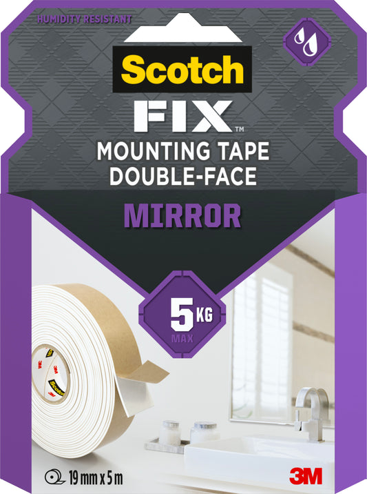 Die violette Verpackung des Scotch-FIX™ Spiegelmontagebandes 4496W (3M Deutschland GmbH) zeigt, wie es einen Spiegel über einem Waschbecken hält. Es ist feuchtigkeitsbeständig, trägt bis zu 5 kg und misst 19 mm x 5 m - ideal für die Montage von Spiegeln.