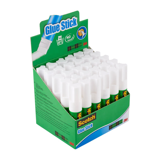 Ein grüner Displaykarton enthält mehrere Scotch® Permanent-Klebestift 8 g mit weißen Kappen, die in Reihen angeordnet sind. Die Verpackung zeigt das Logo der 3M Deutschland GmbH und die Produktangaben.