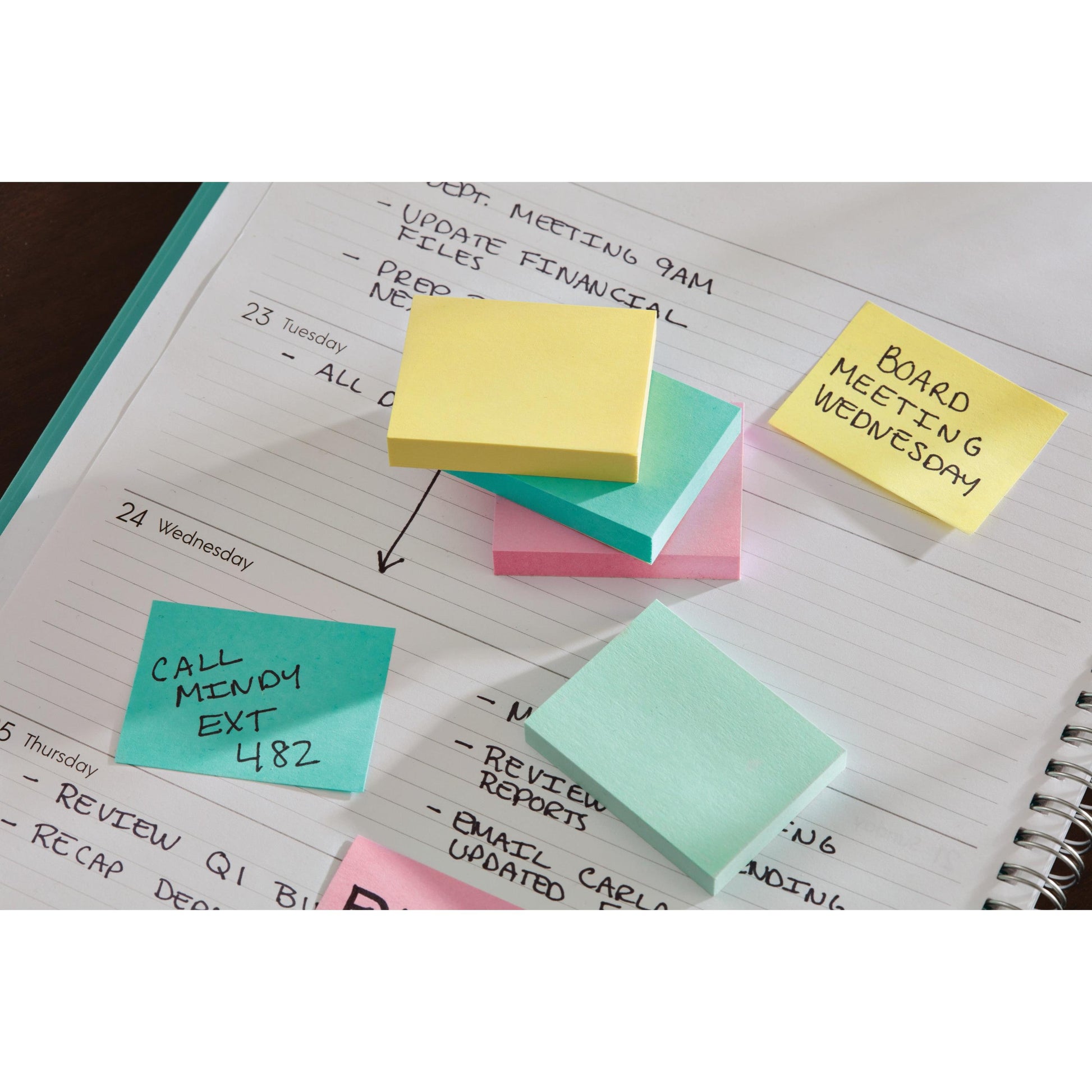 Ein aufgeschlagener Wochenplaner zeigt 3M Deutschland GmbH Post-it® Notes (76 mm x 76 mm, 100 Blatt/Block, 100% PEFC) mit pastellfarbenen Erinnerungshilfen wie "CALL MINDY EXT 482" und "BOARD MEETING WEDNESDAY" über handgeschriebenen und gedruckten Notizen.