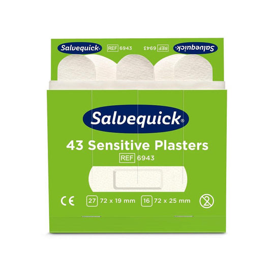 Eine grüne Schachtel von Orkla Wound Care AB mit der Aufschrift "Sensitive Pflaster, 43 stk./Nachfüllung (vlies) | Packung (6 Stück)" zeigt die Größen 27×72x19mm und 16×72x25mm, das CE-Zeichen und die Produkt-Nr. 6943 auf der Vorderseite für empfindliche Haut.