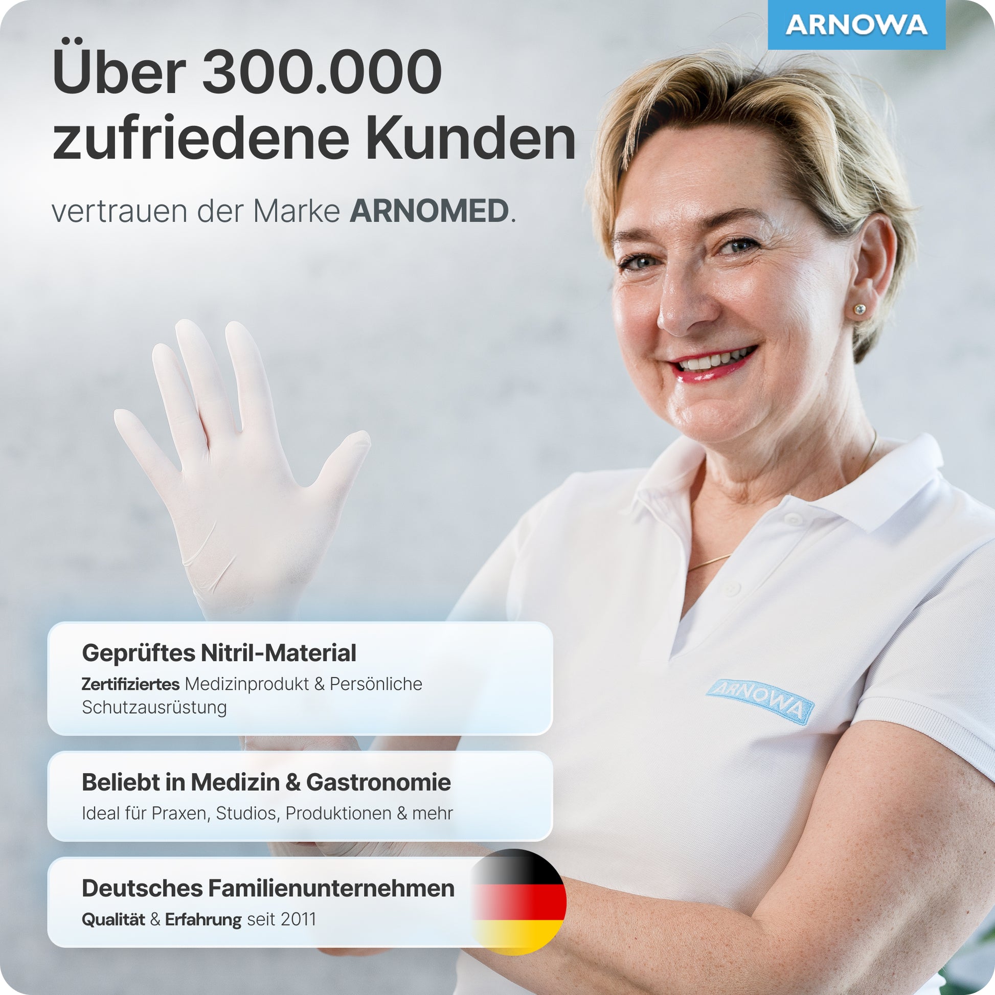 Eine Frau, die ARNOMED NITRIL WHITE reißfeste Einmalhandschuhe aus Nitril von ARNOWA GmbH trägt, lächelt und gestikuliert und zeigt damit die Zufriedenheit ihrer Kunden. Die Handschuhe sind latexfrei, puderfrei, ideal für Medizin & Gastronomie. Abgebildet sind die Logos von ARNOMED und ARNOWA.