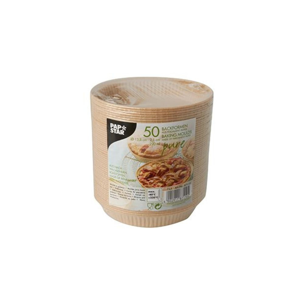 Ein Stapel von 50 PAPSTAR Backformen „pure“ in naturbraun, verpackt in Klarsichtfolie, trägt das Etikett der PAPSTAR GmbH mit Backwarenabbildungen. Diese Formen sind ideal für fettfreies Backen mit einem Durchmesser von 13,8 cm und einem Volumen von 220 ml.