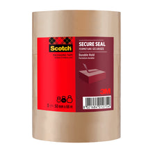 Eine Rolle Scotch® Verpackungsklebeband für einen sicheren Verschluss, 50 mm x 66 m, von 3M Deutschland GmbH ist mit einem roten Etikett mit Produktangaben und einem Barcode versehen; das Band ist transparent.