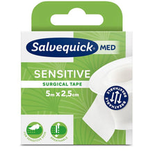 Schachtel mit Salvequick OP-Klebeband 6-5x2,5 von Orkla Wound Care AB (1 Stück), 5m x 2,5cm. Grüne und weiße Packung hebt hypoallergene, atmungsaktive Band für empfindliche Haut, mit Symbolen und teilweise Rolle sichtbar.