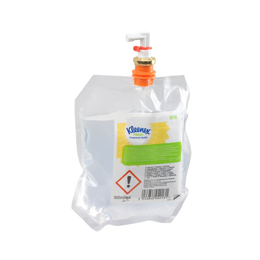 Ein transparenter Nachfüllbeutel mit der Aufschrift "Kleenex® Duft-Lufterfrischer Fresh Nachfüllpackung 6190" von Kimberly-Clark GmbH, mit weiß-orangem Deckel, Produktinformation und Symbolen; zur Verwendung in Lufterfrischern mit Blumenduft (6 Flaschen pro Karton).
