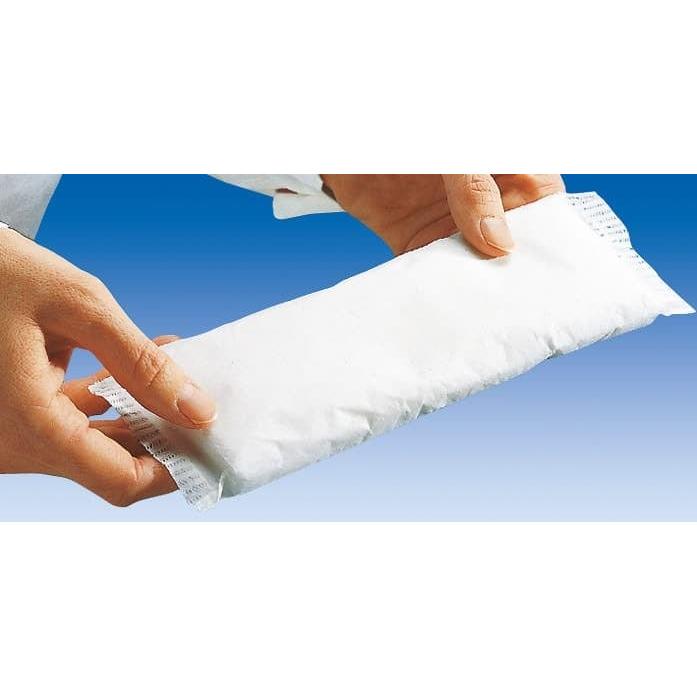 Hands open a sealed, white, padded shipping envelope against a blue background with Hartmann Strampelpeter® flake diapers - 56 pieces from Paul Hartmann AG inside.