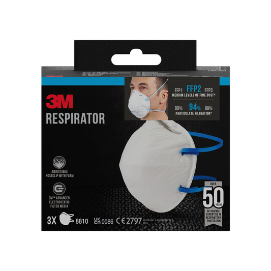 Schwarze Schachtel der 3M™ Partikelmaske 8810, FFP2 (ohne Ventil), von 3M Deutschland GmbH; zeigt eine Person, die eine weiße Maske mit blauen Bändern trägt. Highlights: FFP2-Einstufung, 94 % Filtrationseffizienz, Packung mit drei Masken.