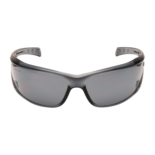 Die 3M™ Virtua™ AP Schutzbrille der 3M Deutschland GmbH hat ein Wraparound-Design mit grauen Gläsern und bietet volle Abdeckung und Schutz; der Rahmen ist sanft gebogen mit sichtbaren Nasenpads. Packung mit 1 Stück.