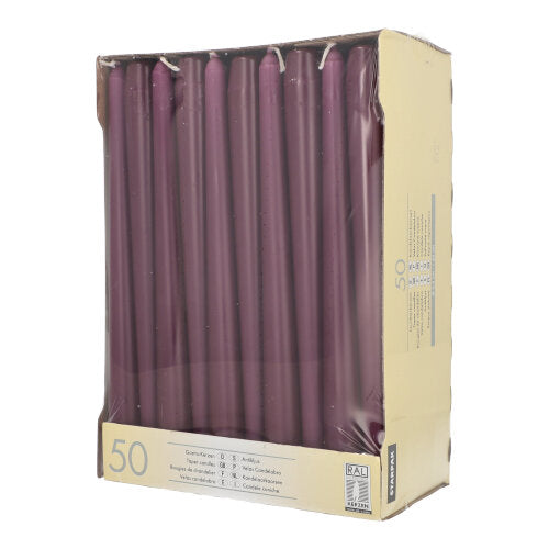 Eine Schachtel mit 50 Starpak Leuchterkerzen (Ø 2,2 cm - 25 cm) in lila mit langer Brenndauer, ordentlich vertikal angeordnet in einer durchsichtigen Verpackung und einer beigen Papprückwand mit Produktinformation.