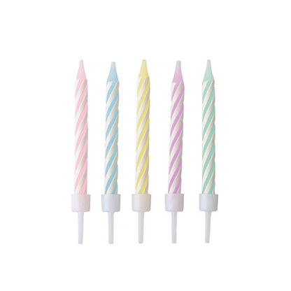 PAPSTAR 24 pastellfarbene Geburtstagskerzen mit Halter (6 cm, farblich sortiert) von PAPSTAR GmbH. Aufrecht in einer Reihe abgebildet - rosa, blau, gelb, lila und grün - vor einem schlichten weißen Hintergrund. Jede Schachtel enthält 10 Stück.