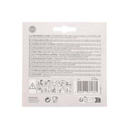 Rückseite der PAPSTAR GmbH 12 Geburtstagskerzen auf Halter 6 cm Einzelhandelsverpackung mit Sicherheits- und Warnhinweisen in mehreren Sprachen, Sicherheitssymbolen, Barcode, Recyclingsymbolen und einer Aufhängelasche am oberen Rand.