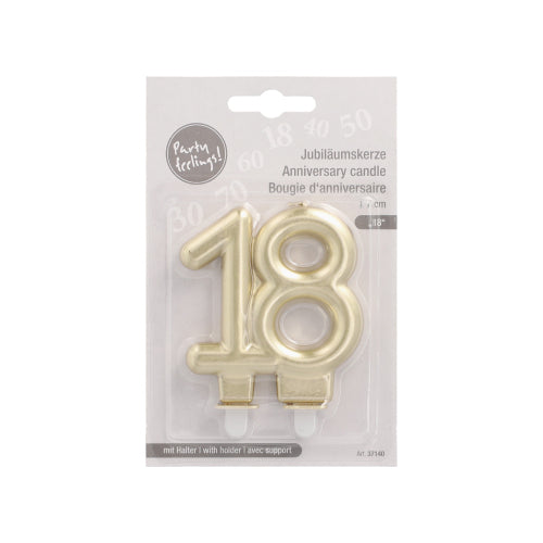 Die PAPSTAR Jubiläumskerzen mit Halter 7 cm "18" von PAPSTAR GmbH ist eine goldfarbene Jubiläumskerze in Form der Zahl 18, hochkant verpackt in klarem Kunststoff mit deutschem, englischem und französischem Text auf der Verpackung.