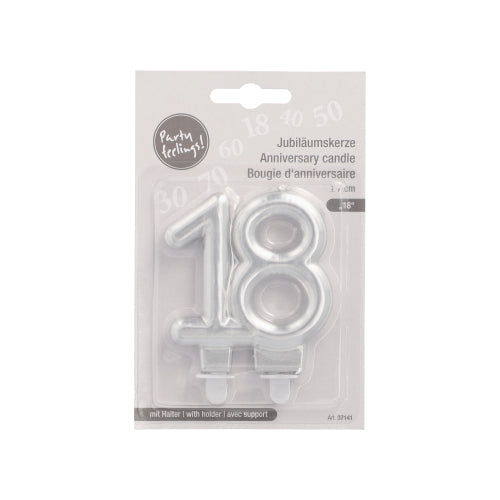 PAPSTAR GmbH Jubiläumskerzen mit Halter "18" (7 cm), ideal für Geburtstage oder Jubiläen, kommen in einer mehrsprachigen Verpackung mit einer klaren Vorderseite, um die silbernen Kerzen und die mitgelieferten Kunststoffhalter zu präsentieren.