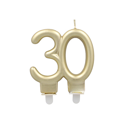 Die PAPSTAR Jubiläumskerzen mit Halter 7 cm "30" von PAPSTAR GmbH ist eine goldfarbene Kerze in Form der Zahl 30, die für Torten gedacht ist und mit zwei weißen Haltern am Boden versehen ist.